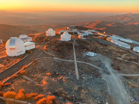 Ubytovací komplex a starší část observatoře ESO, La Silla, Chile v záři zapadajícího Slunce Autor: Zdeněk Bardon