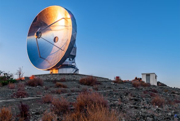 Radioteleskop SEST v záři zapadajícího Slunce. ESO, La Silla, Chile Autor: Zdeněk Bardon