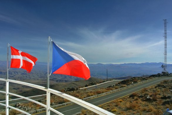 Dánská a česká vlajka na ochozu Dánského 1,54 m dalekohledu. ESO, La Silla, Chile Autor: Zdeněk Bardon