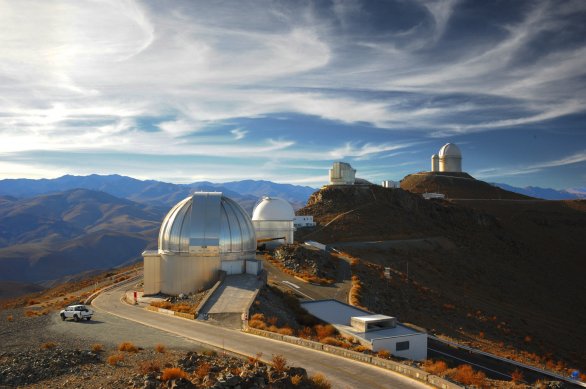 Kopule dalekohledu MPG 2,2 m a část observatoře ESO, La Silla, Chile Autor: Zdeněk Bardon