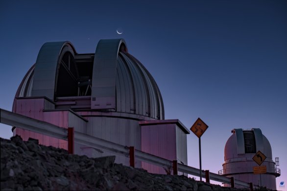 Měsíc a planeta Venuše nad kopulí dalekohledu MPG. ESO, La Silla, Chile Autor: Zdeněk Bardon