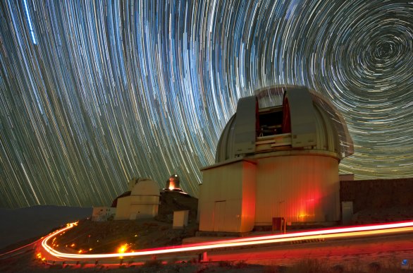 Dráhy hvězd a poloha jižního nebeského pólu nad kopulí dalekohledu MPG 2,2 m. ESO, La Silla, Chile Autor: Zdeněk Bardon