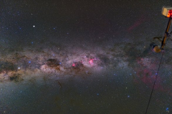 Mléčná dráha a meteo-stanice Dánského 1,54 m dalekohledu. ESO, La Silla, Chile Autor: Zdeněk Bardon
