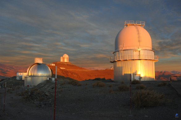 kopule Dánského 1,54 m dalekohledu při západu Slunce. ESO, La Silla, Chile Autor: Zdeněk Bardon