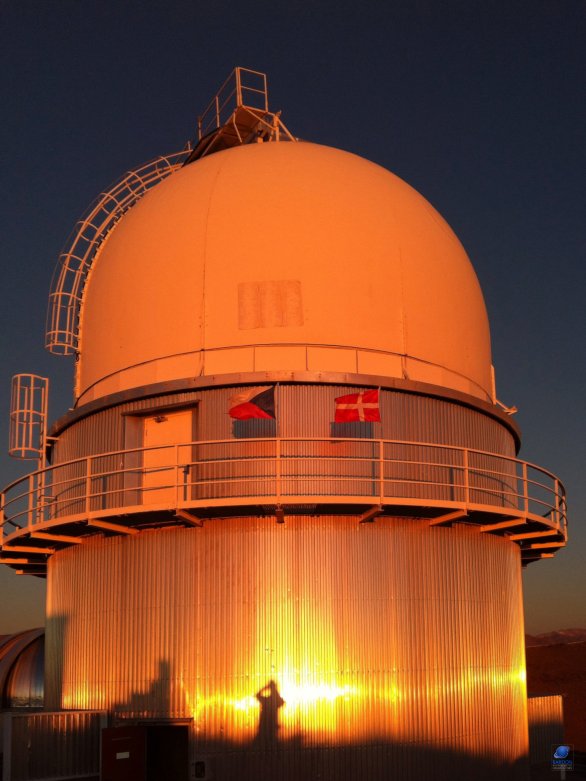 Kopule Dánského 1,54 m dalekohledu při západu Slunce. ESO, La Silla, Chile Autor: Zdeněk Bardon