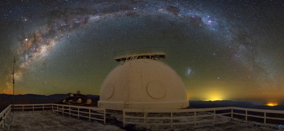 Panorama Mléčné dráhy nad kopulí dalekohledu E152. ESO, La Silla, Chile Autor: Zdeněk Bardon