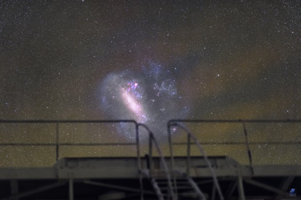 Velký Magellanův oblak a silné airglow nad kopulí dalekohledu E152. ESO, La Silla, Chile Autor: Zdeněk Bardon