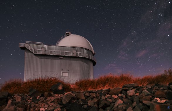 Budova dalekohledu E152 těsně po západu Slunce. ESO, La Silla, Chile Autor: Zdeněk Bardon