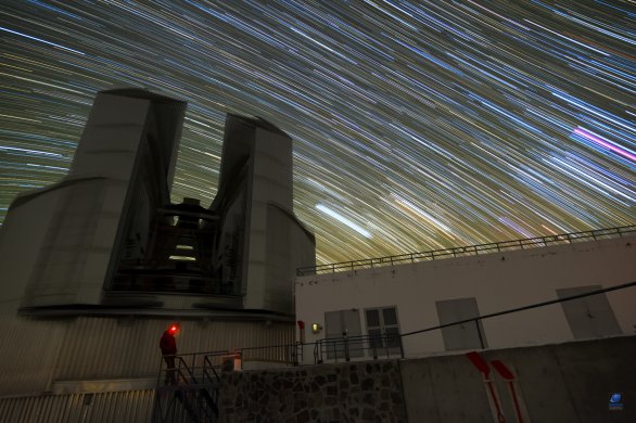 Dráhy hvězd nad kopulí dalekohledu NTT. ESO, La Silla, Chile Autor: Zdeněk Bardon