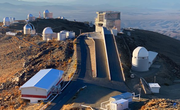 Pohled na část observatoře La Silla. (napravo od rampy dalekohledu NTT se nachází budova dalekohledu Swiss 1,2 m). ESO, La Silla, Chile Autor: Zdeněk Bardon