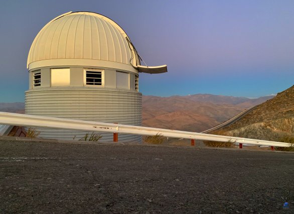 Kopule Leonhard Euler Telescope v přípravě na noční pozorování. ESO, La Silla, Chile Autor: Zdeněk Bardon