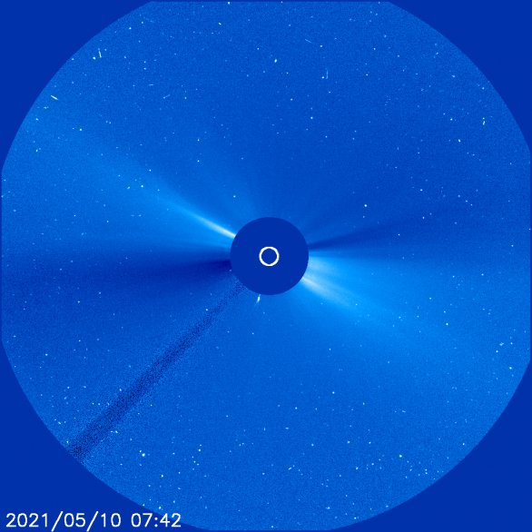 Sungrazer - kometa "lízající" Slunce - na snímku koronografu LASCO C3 observatoře SOHO Autor: NASA/ESA