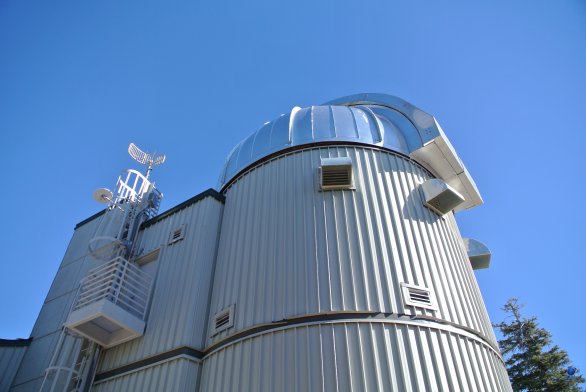 Pohled na kopuli dalekohledu VATT. Nápadnou částí jsou proti-sněhové kryty ventilace kopule. Dalekohled VATT, Mt.Graham, Arizona, USA Autor: Zdeněk Bardon