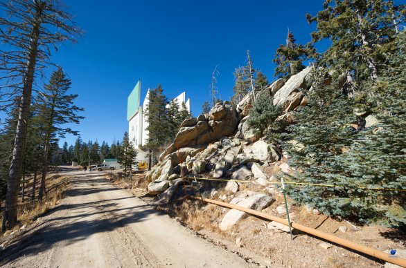 Pohled na Submillimeter Telescope (Heinrich Rudolf Hertz) na Mt. Graham. Arizona, USA Autor: Zdeněk Bardon