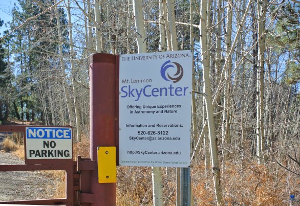 Oficiální označení vjezdu na observatoř. SkyCenter, Mt. Lemmon, Arizona, USA Autor: Zdeněk Bardon