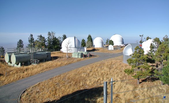 Pohled na kopule SkyCenter, Mt. Lemmon, Arizona, USA Autor: Zdeněk Bardon