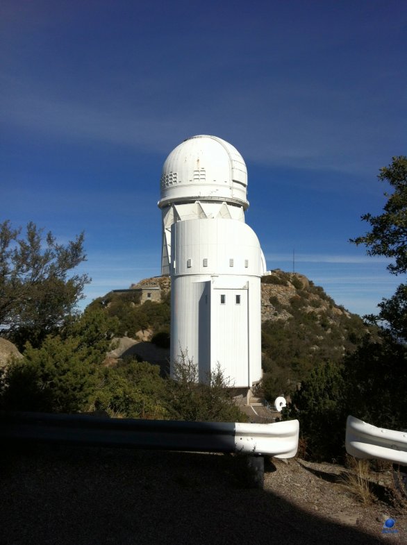 Pohled na dvě kopule americké observatoře Kitt Peak. (V popředí The Bok Telescope a vzadu Mayall 4-meter Telescope). Arizona, USA Autor: Zdeněk Bardon