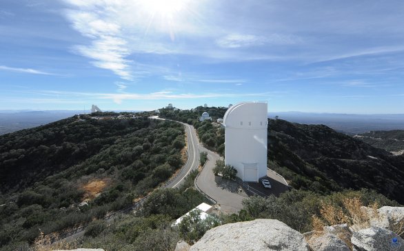 Pohled na observatoř Kitt Peak z ochozu kopule Mayall dalekohledu. Kitt Peak, Arizona, USA Autor: Zdeněk Bardon