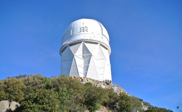 Kopule dalekohledu Mayall (průměr primárního zrcadla 4 metry). Observatoř Kitt Peak, Arizona, USA Autor: Zdeněk Bardon