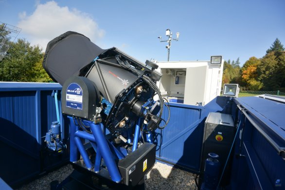 Otevřená "kopule" observatoře Blue Eye 600 a pohled na teleskop. Autor: Zdeněk Bardon