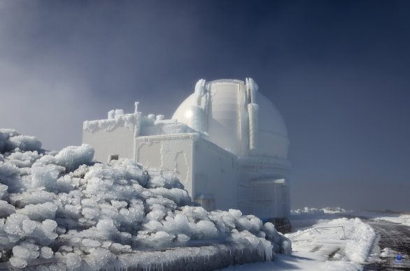 Observatoř WHT v ledovém sevření. La Palma Autor: David Svatoň