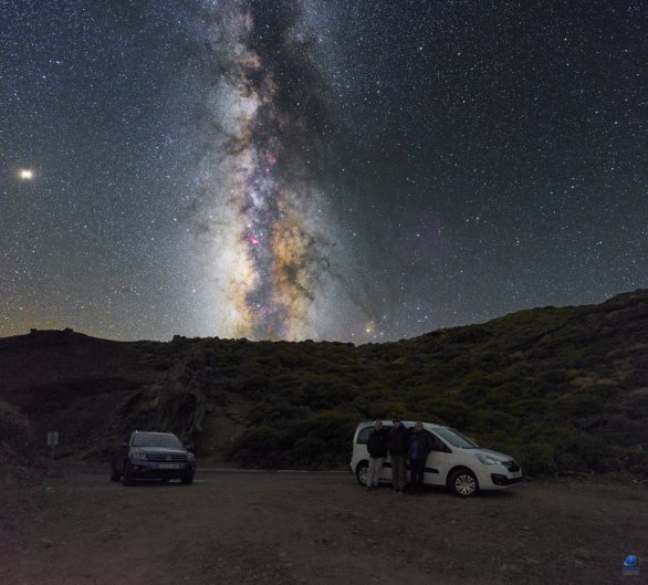 Mléčná dráha nad Observatorio del Roque de los Muchachos. U vozidla napravo: Marcel Bělík, Zdeněk Bardon, Pavol Rapavý. La Palma Autor: Zdeněk Bardon