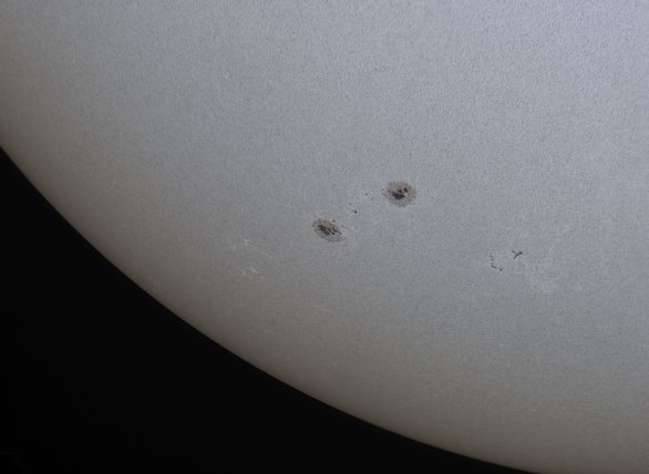 Skvrny na Slunci 27. 6. 2021 kolem 8:20 SELČ. Dalekohled WO FLT98, fólie Baader vizuální, barlow 2×, kamera QHY5-III224C, Autostakkert, Registax Autor: Martin Gembec