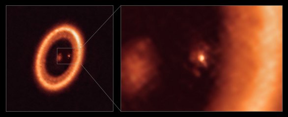 Obrázek prezentuje záběry pořízené radioteleskopem ALMA (Atacama Large Millimeter/submillimeter Array). Přehledový snímek (vlevo) zachycuje celý systém PDS 70 vzdálený 400 světelných let od Slunce. Detailní záběr (vpravo) zachycuje planetu PDS 70c a její disk, celou pravou stranu detailního obrázku vyplňuje část cirkumstelárního disku mateřské hvězdy PDS 70. Autor: ALMA (ESO/NAOJ/NRAO)/Benisty et al.