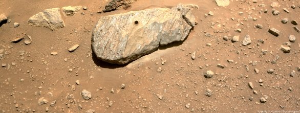 Kámen nazvaný Rochette s jasně patrným místem odběru jádrového vrtu, sol 190, 3. 9. 2021 Autor: NASA/JPL-Caltech