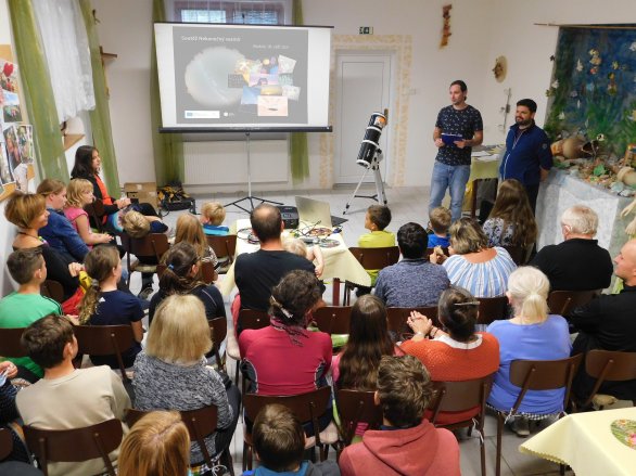 Ceny předávali Petr Horálek z Fyzikálního ústavu v Opavě a Petr Komárek z pardubické hvězdárny Autor: Dagmar Hosnejmanová