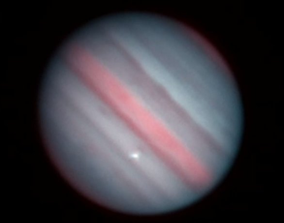 Snímek Jupiteru v nepravých barvách ukazuje záblesk v kombinaci dat ve viditelném spektru s těmi infračervenými Autor: Ko Arimatsu/Kyoto University