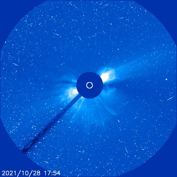 Na záběru sluneční koróny vidíme rozšiřující se oblak plazmatu, tzv. CME, který má téměř kruhový tvar. Míří tedy  téměř přímo k Zemi. Množství teček a krátkých čárek ve snímku patří zásahům detektoru nabitými částicemi vyvrženými při erupci. Autor: NASA/ESA/SOHO/LASCO C3
