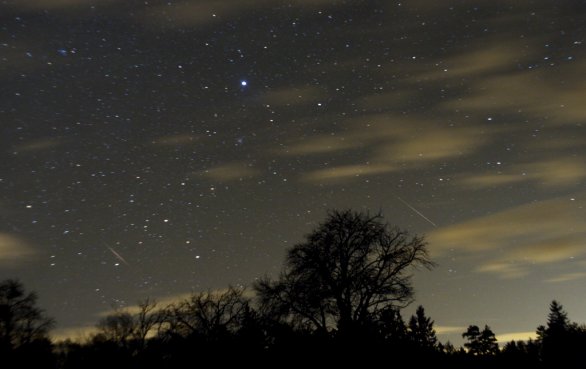 Dva meteory z roje Leonid zazářily krátce po sobě 18. 11. 2009, foto vzniklo objektivem 29 mm na Mnichovohradišťsku, https://astrofotky.cz/gallery.php?show=MaG/1258564146.jpg Autor: Martin Gembec