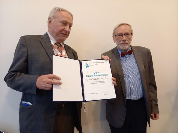 Littera astronomica 2021: laureát Dr. Jan Vondrák (vlevo) a předseda České astronomické společnosti prof. Petr Heinzel (vpravo) Autor: Miloš Podařil