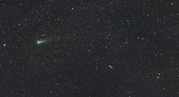 Kometa C/2021 A1 (Leonard) 27. 11. 2021 u galaxií Hokejka a Velryba. Canon 6Dmod, Samyang 135 mm/f2.2, 21×60 s, ISO800 Autor: Martin Gembec