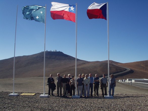 Vlajky na ESO Paranal Observatory při návštěvě oficiální české delegace v listopadu 2006 těsně před podpisem smlouvy o plnohodnotné české účasti v projektu ESO. Stanislav Štefl je na snímku zcela vpravo
