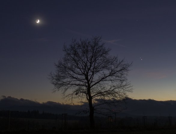 Měsíc a dvě tečky vpravo. Tak se jevily planety Jupiter se Saturnem 18. prosince 2020, když se blížily do těsné konjunkce, která nastala 21. 12. 2020 Autor: Martin Gembec