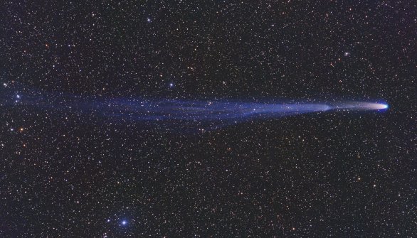 Vzdáleně pořízená fotografie komety C/2021 A1 (Leonard) byla pořízena 26. 12. 2021 pomocí 135mm objektivu na dalekohledu Fyzikálního ústavu AV ČR FRAM poblíž hory Paranal v Chile. Jde pouze o tři snímky přes RGB filtry v délce 5 minut. Autor: Martin Mašek