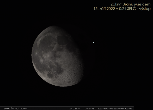 Výstup Uranu zpoza neosvětlené strany Měsíce se odehraje zhruba hodinu po vstupu ve výšce 31°, stále nad východním obzorem. Čas výstupu na obrázku platí pro průsečík 15. poledníku a 50. rovnoběžky, na jiných místech našeho území se může lišit v řádu minut. Autor: Stellarium/Jan Veselý