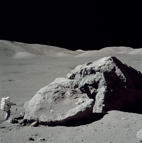 Astronaut a geolog Harrison Schmitt u velkého balvanu na Měsíci. Autor: NASA