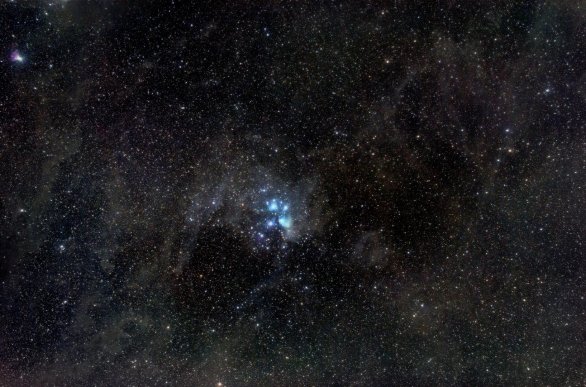 Plejády (M45), jak je vyfotografoval Michal Kraus na Astronomické expedici v Sítinách v roce 2021. Zdejší temná obloha umožňuje zaznamenat opravdu mnoho krás vesmíru. Autor: Michal Kraus