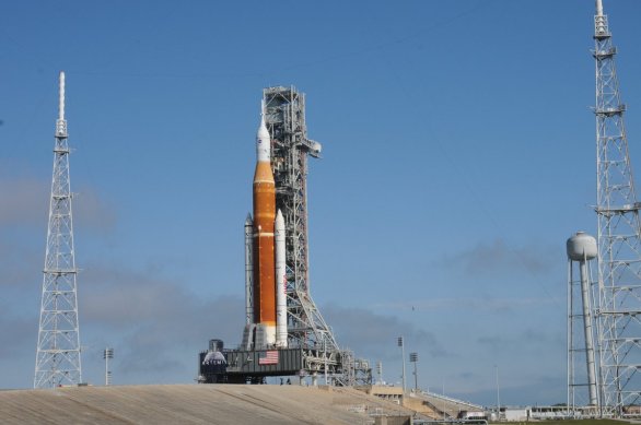 Raketa SLS pro misi Artemis I při prvním testovacím vývozu na startovní rampu LC-39B 18. 3. 2022 Autor: NASA