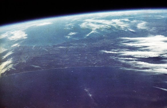 Fotografie, kterou pořídil John Glenn během svého letu Autor: NASA/JSC