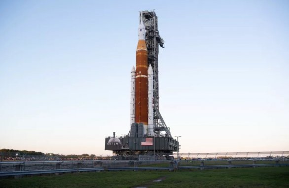 Vývoz superrakety SLS na startovací rampu LC-39B floridského kosmodromu 17. března 2022. Tato raketa je určena pro vynesení lodi Orion na bezpilotní oblet Měsíce v rámci mise Artemis I. Autor: NASA