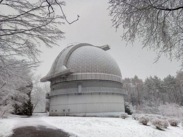 Budova Perkova 2m dalekohledu se v sobotu 9. dubna 2022 oblékla do zimního hávu Autor: Hana Kučáková