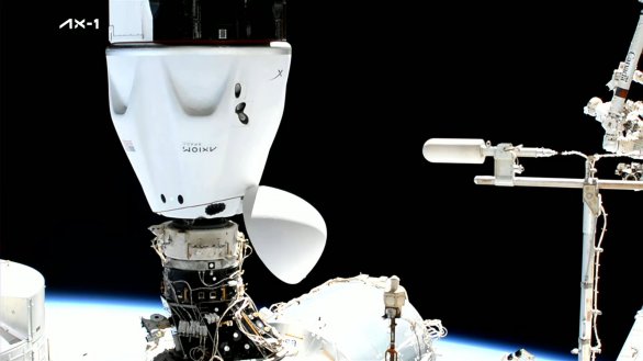 Crew Dragon mise Axiom 1 dokuje 9. dubna 2022 u zenitového portu modulu Harmony Mezinárodní vesmírné stanice (ISS) Autor: NASA TV