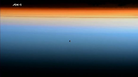 Crew Dragon mise Axiom 1 se vznáší na pozadí vrstev atmosféry při příletu k ISS 9. dubna 2022