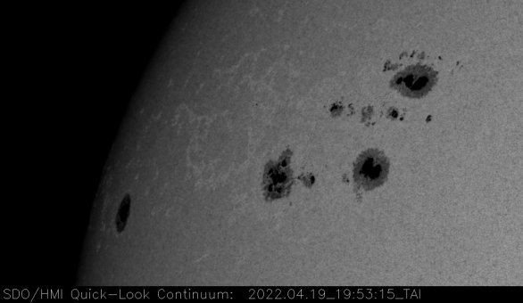 Sluneční skvrny v detailu z 19. 4. 2022 ve 21:53 SELČ Autor: NASA/SDO/HMI