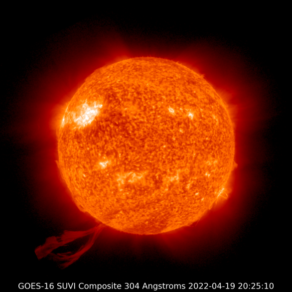 Záběr Slunce v ulrafialovém oboru z kamery na družici GOES 16 ukazuje krásný výron plazmatu z povrchu Slunce 19. 4. 2022 ve 22:20 SELČ Autor: NOAA/NASA