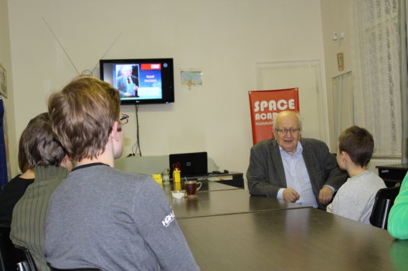 Spisovatel Karel Pacner na besedě s mladými účastníky Space Academy 2017 Autor: Archiv SpaceAcademy